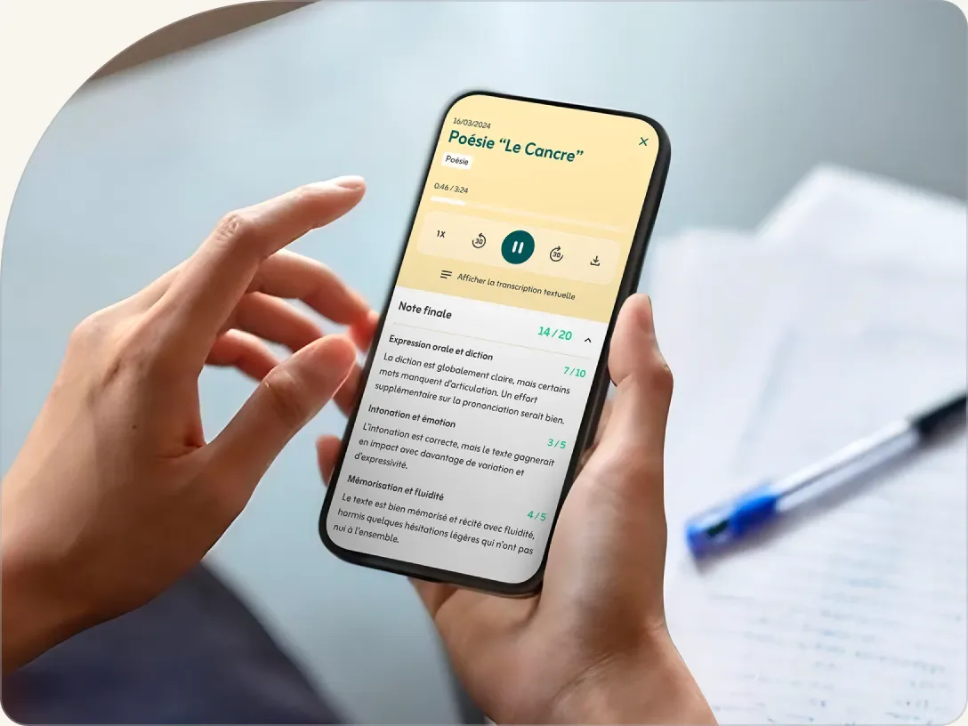 Un alumno escucha el feedback hablado de su profesor y el desglose detallado de su nota en la app móvil de Logbook